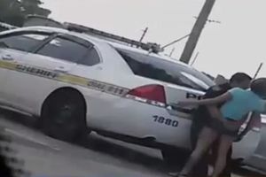(VIDEO) Policajac na dužnosti uhvaćen u strastvenom zagrljaju sa devojkom!
