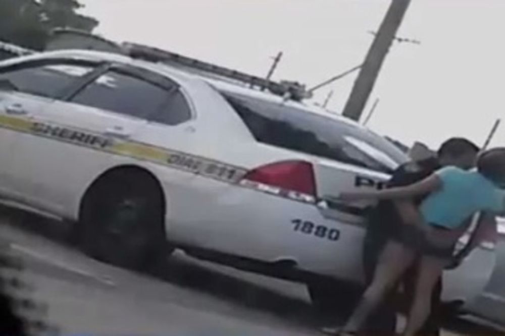 (VIDEO) Policajac na dužnosti uhvaćen u strastvenom zagrljaju sa devojkom!