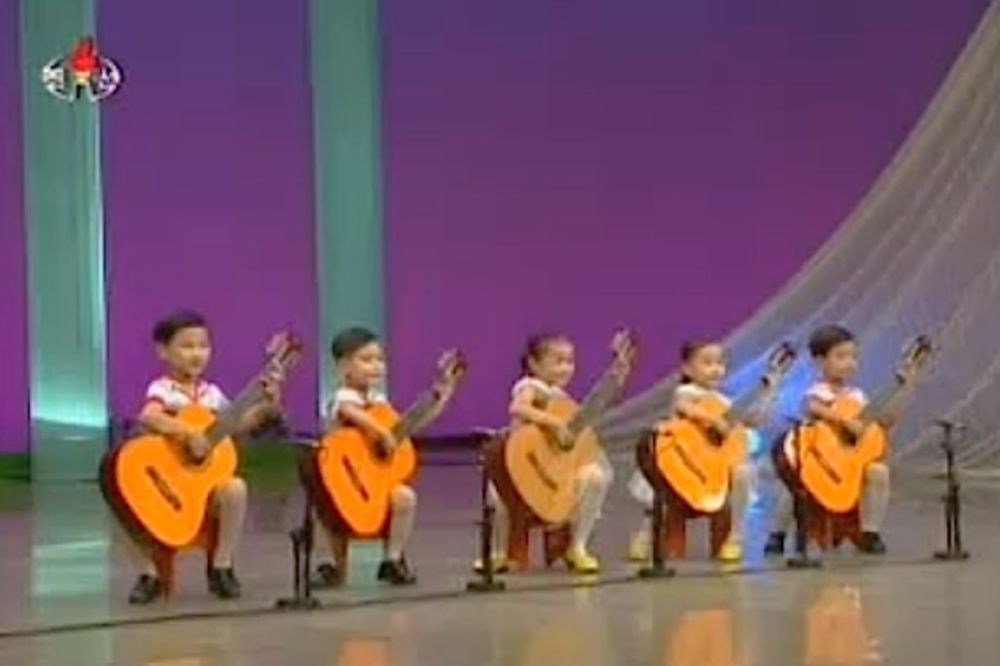 (VIDEO) MANJI OD GITARE: Pogledajte dečji orkestar iz Severne Koreje, ostaviće vas bez teksta