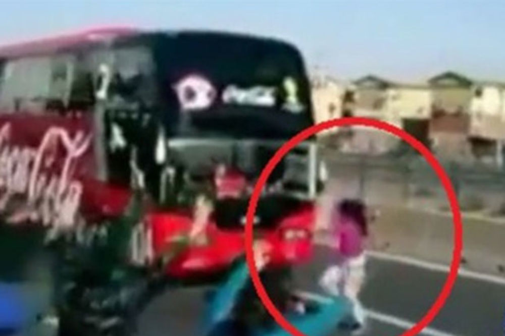 UMALO TRAGEDIJA: Navijačica se bacila pred autobus čileanske reprezentacije