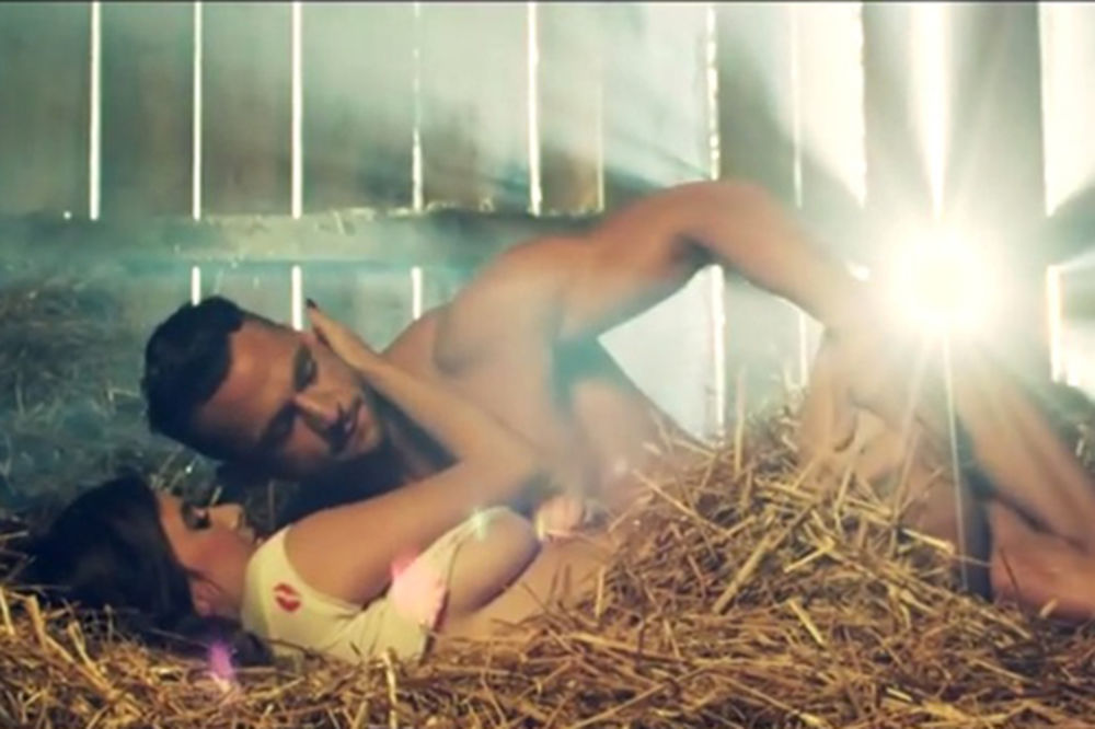 (VIDEO) ZABRANJENO ZA MLAĐE OD 18: Nives snimila vrući erotski spot!