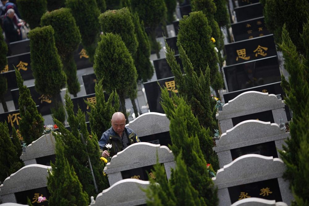 UKIDAJU IM GROBLJA: Kinezi se ubijaju da bi bili na vreme sahranjeni
