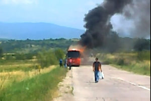 (VIDEO) GOMILA METALA: Zapalio se autobus Niš-ekspresa!