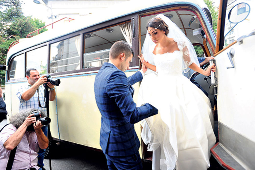NA LUDOM KAMENU: Marko stigao na venčanje u autobusu iz 1936. godine