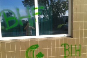 INCIDENT POSLE UTAKMICE ARGENTINA - BIH: Provokativni grafit na ulazu u srpski klub!