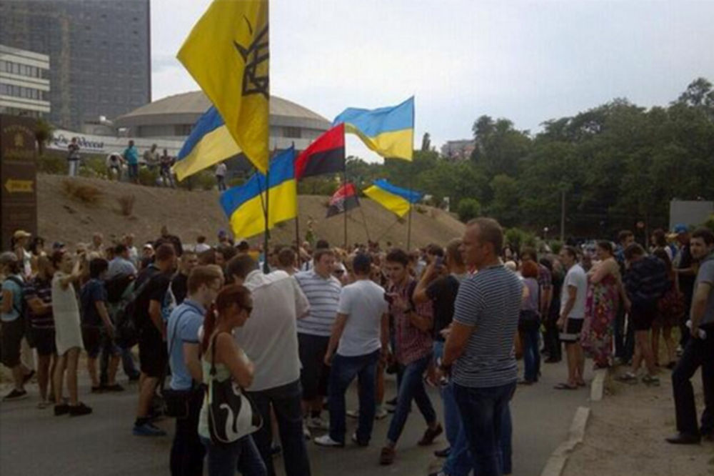 (VIDEO) UŽIVO DAN 119 NOV NAPAD: Neredi ispred konzulata Rusije u Odesi