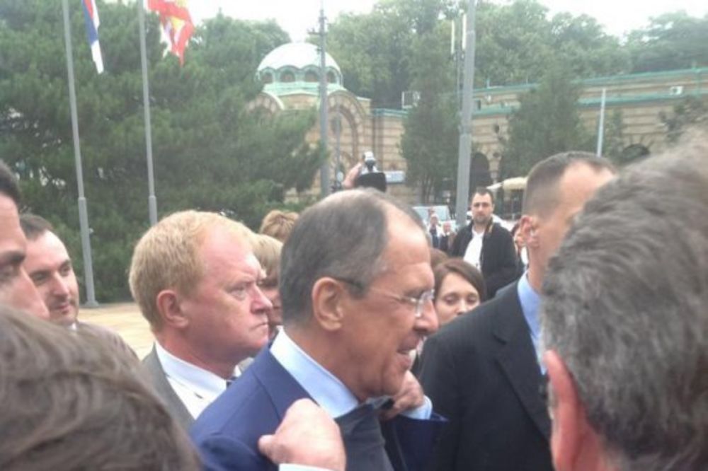 (FOTO) IZNENADILI GA: Lavrov od Beograđana dobio majicu sa natpisom Srbija i Rusija su braća zauvek!