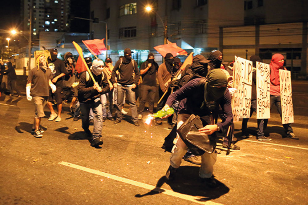 (VIDEO) PUCNJI ISPRED MARAKANE: Mecima na demonstrante