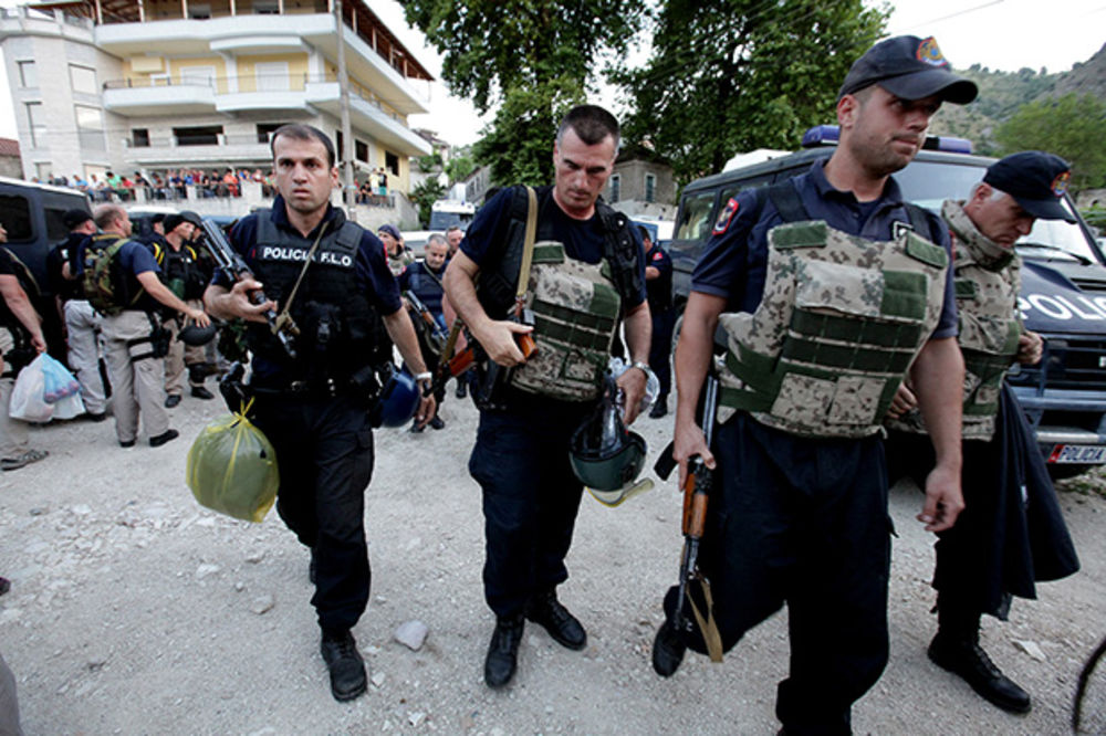 NARKO RAT U LAZARETU: 800 albanskih policajaca opkolilo centar za proizvodnju marihuane