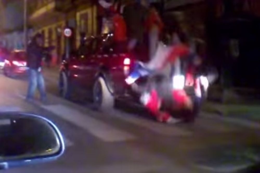 KAO KRUŠKE: Čileanci popadali sa kamioneta dok su slavili pobedu