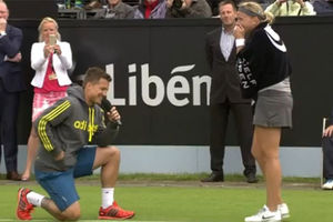 (VIDEO) DVOSTRUKA RADOST: Holandska teniserka pobedila, a potom zaprošena na terenu