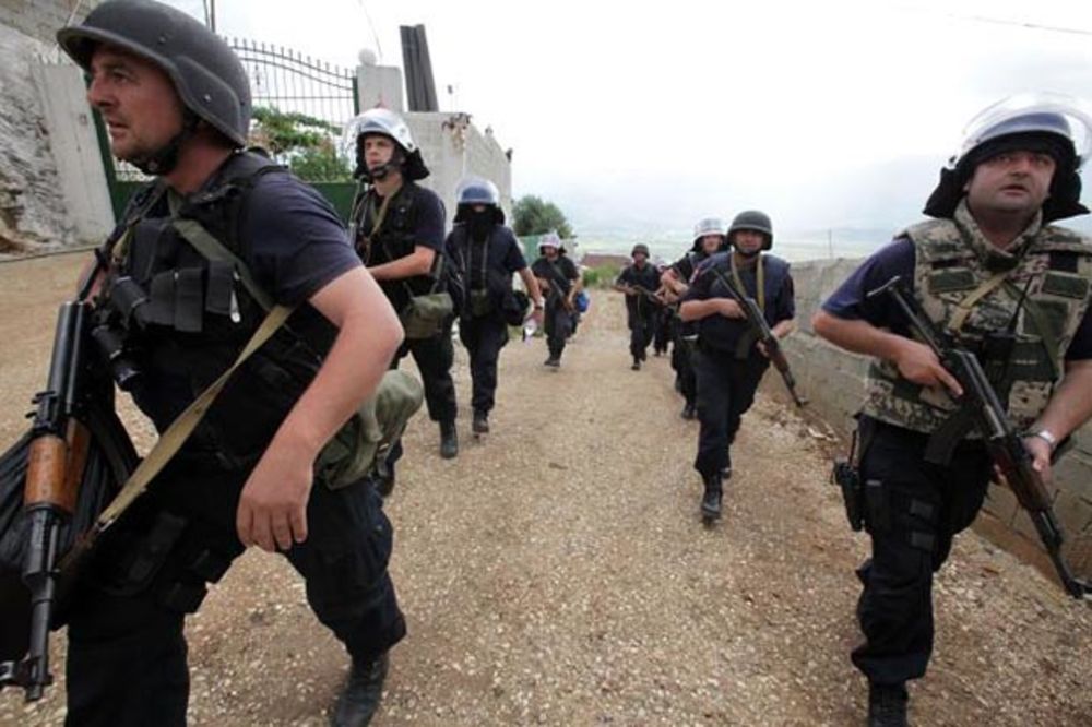 OBRAČUN U LEGLU NARKO-MAFIJE: Dileri udaraju mitraljezima i minobacačima na 800 policajaca