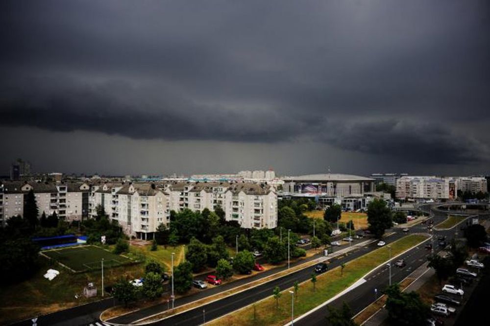 ZAMRAČIO SE GRAD: Tmurni oblaci nad Novim Beogradom
