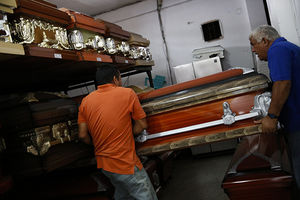 STRAVIČNA SMRT: Zakopali je živu, nesrećna žena udarala rukama o kovčeg!