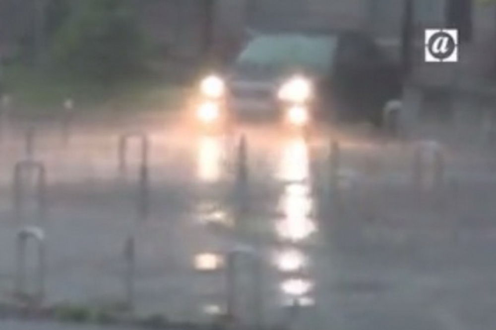 (VIDEO) NEVREME U BANJALUCI: U podne pala noć, ulice potpuno poplavljene!