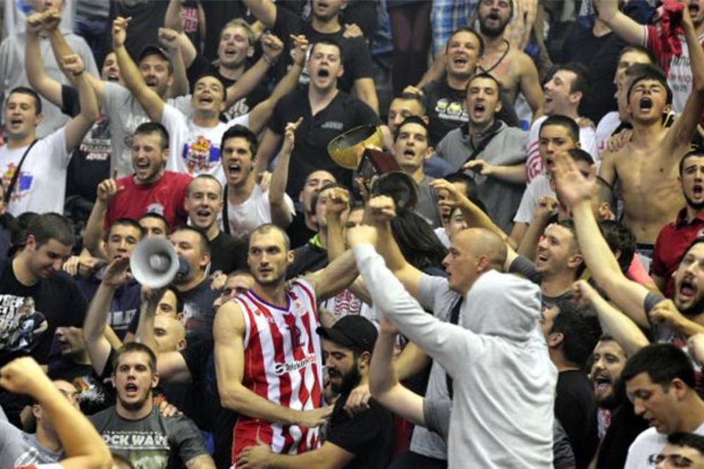 (VIDEO) BRUKA U PIONIRU: Navijači Zvezde ukrali šampionski pehar Partizanu
