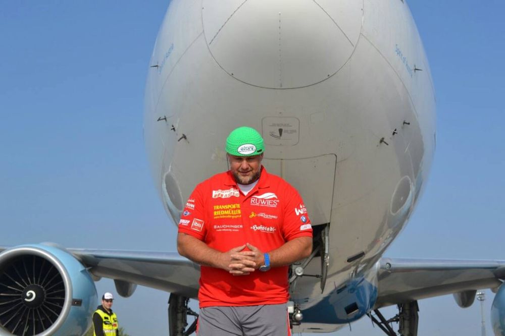 ČOVEK STENA OBARA GINISA: Austrijanac na mišiće vuče avion od 142 tone!