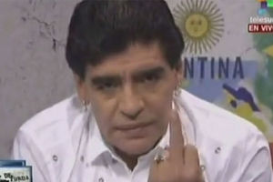 DIJEGO SE OBRUKAO: Maradona pokazao srednji prst predsedniku FS Argentine