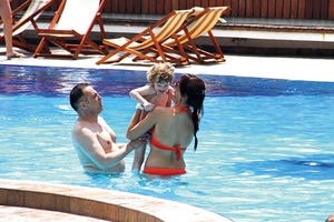 Branislav Lečić učio sina da pliva, Igor se krio ispod ženinog šešira