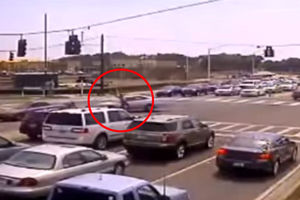 MATRIKS POTEZ: Motorista udario u auto i posle neverovatnog salta stao na noge!