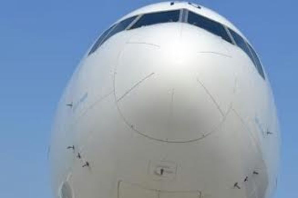 ČOVEK STENA: Rukama vukao avion od 142 tone 14,5 metara!