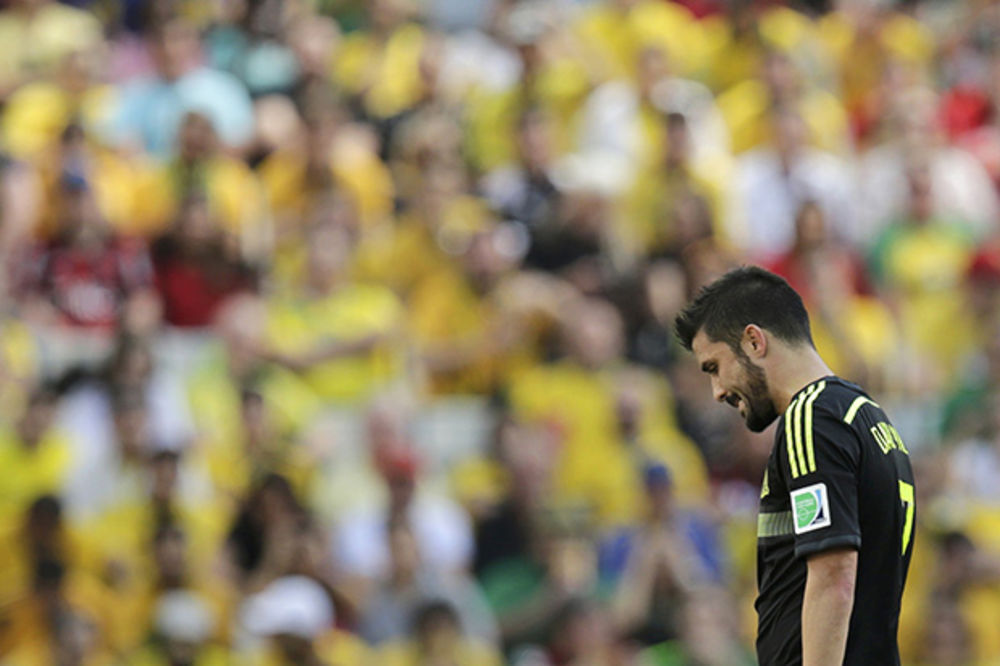 EMOTIVNI RASTANAK: Vilja odigrao poslednji meč za Španiju i u suzama napustio teren