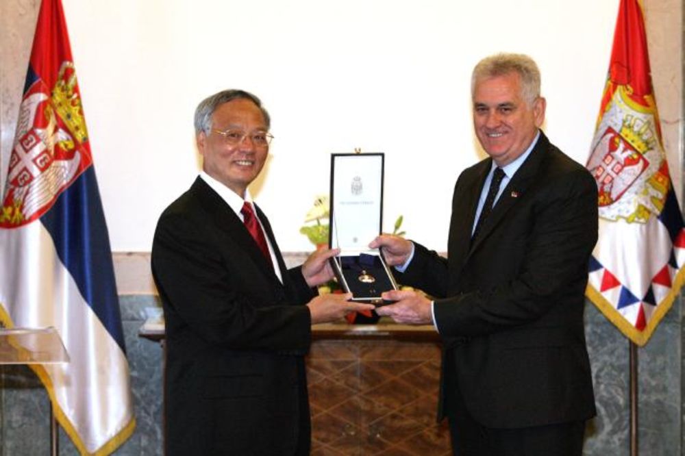 Predsednik Nikolić odlikovao ambasadora Kine