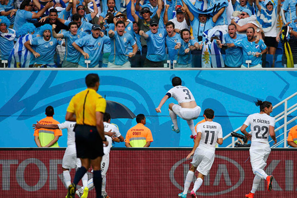 ĆAO AZURI: Urugvaj poslao Italijane kući, Suarez ponovo ujedao