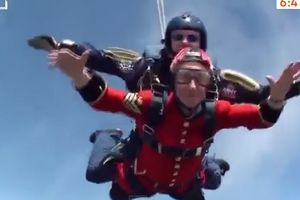 (VIDEO) NJOJ SU GODINE SAMO BROJ: Neustrašiva bakica (81) skočila iz aviona!