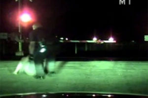 (VIDEO) HEROJ: Teksaški policajac spasao samoubicu sa šina sekund pre dolaska voza