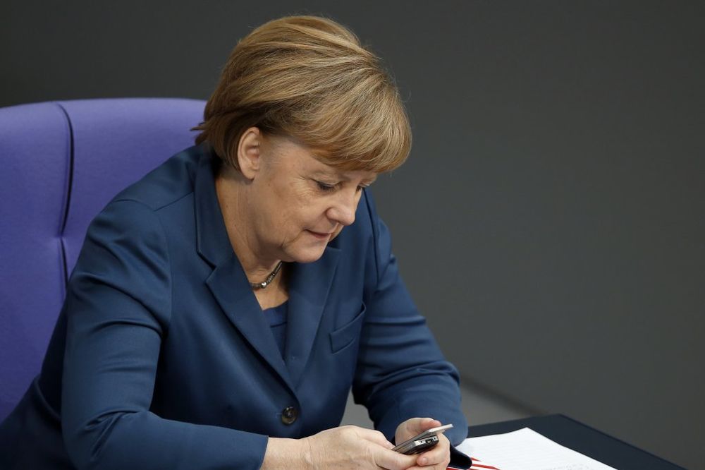 OBEZBEDILA SE: Angela Merkel kupila nov mobilni da je Amerikanci ne bi prisluškivali