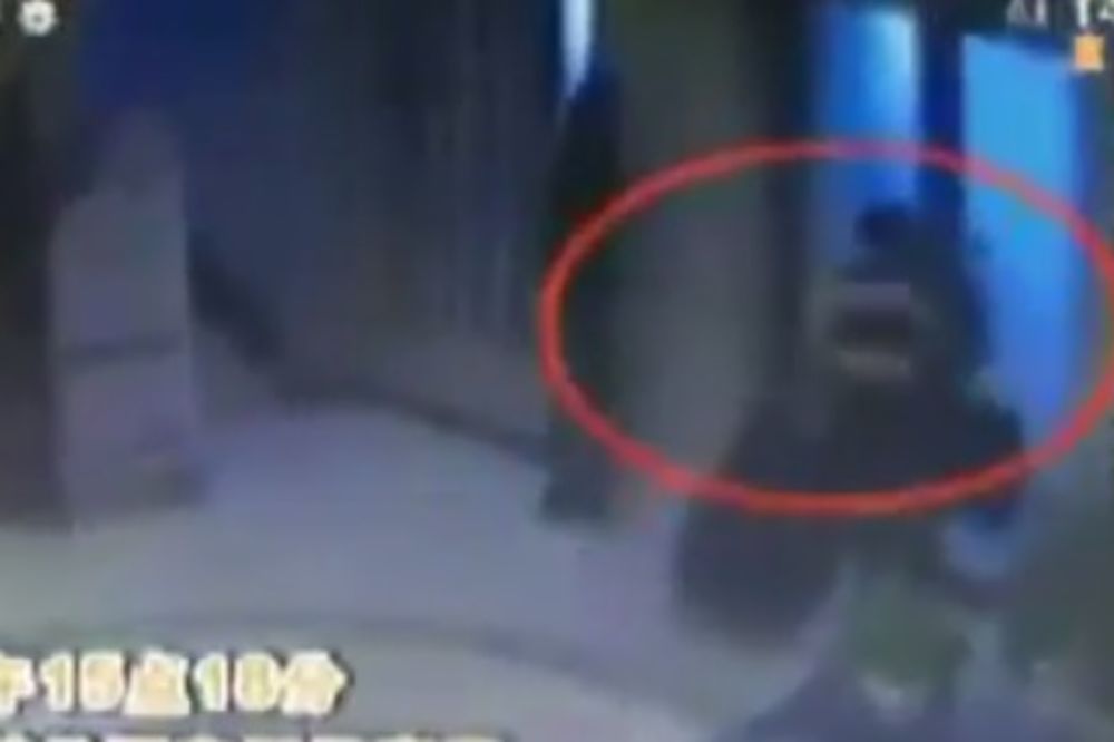 (VIDEO) Devojka ga ostavila, on je vezao i spakovao u kofer!