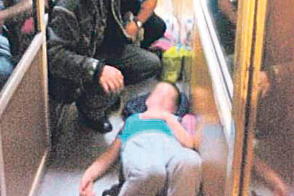 MUČENJE: Deca spavala na podu u vozu!