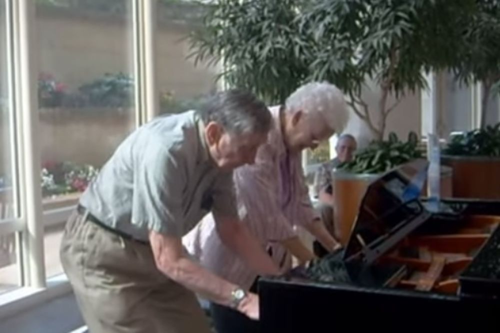(VIDEO) Pogledajte kako se ovaj stariji par zabavlja dok čekaju u bolnici!
