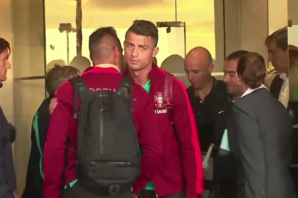 BEZ KOMPLEKSA: Ronaldo se vozi običnim taksijem od aerodroma do kuće