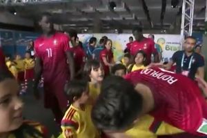 SUPROTNO OD MESIJA: Ronaldo zagrlio dečake pre početka meča