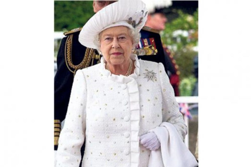 HIT: Britanska kraljica iste cipele nosi čak 50 godina!
