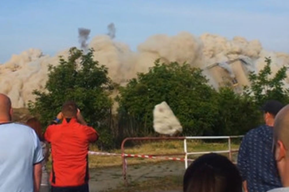 (VIDEO) SMRTONOSNO: Gledao je rušenje fabrike, misleći da je dovoljno daleko, ali...