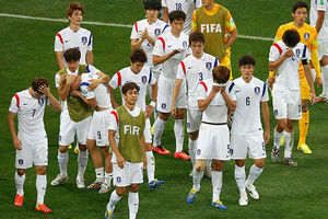 GAĐALI IH SLATKIŠIMA: Gnevni Korejci burno dočekali svoje fudbalere