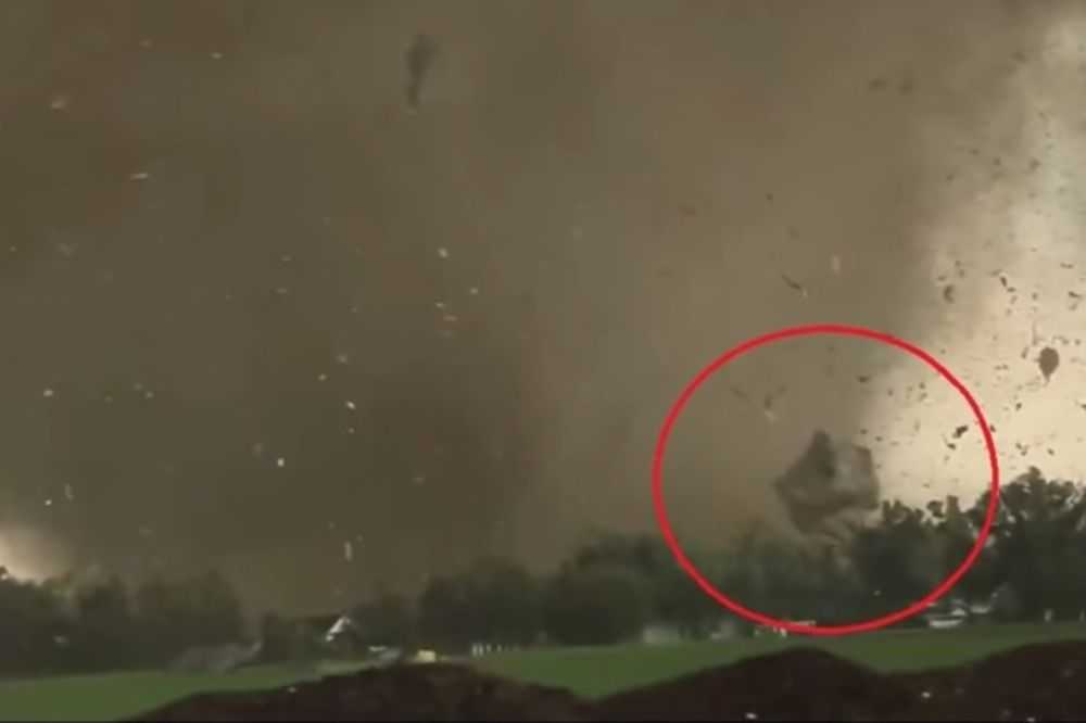 (VIDEO) ČUDOM PREŽIVELI: Tornado podigao kuću, pa je vratio na mesto!