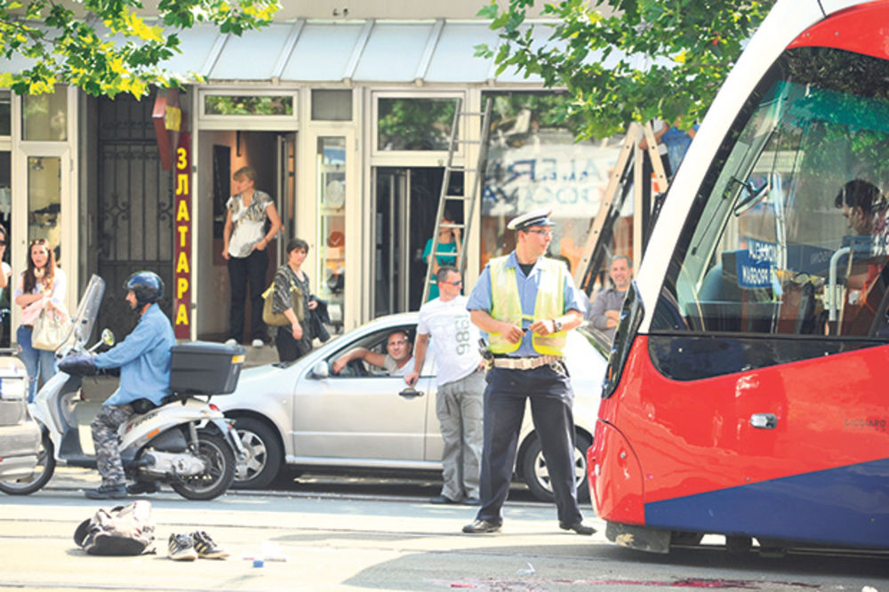 TRAGEDIJA: Mladića udario tramvaj i bacio pod točkove kola Hitne pomoći