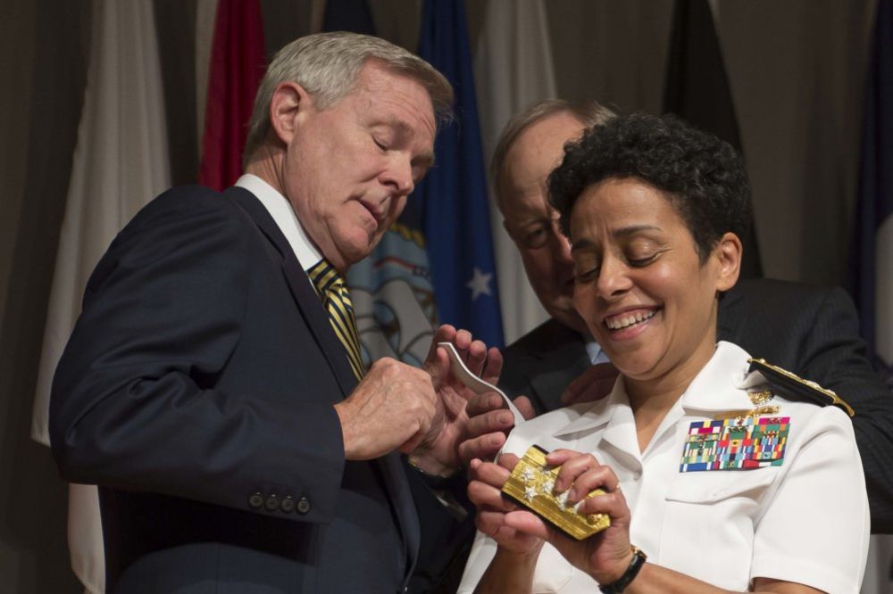 AMERIKA POMERA GRANICE: Mornarica SAD promovisala prvu ženu admirala u istoriji!