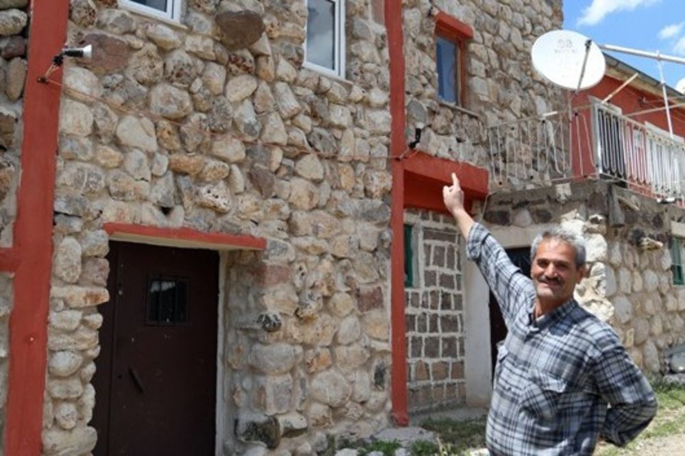 (FOTO) Skupljao kamenje širom sveta, pa sagradio kuću iz snova!