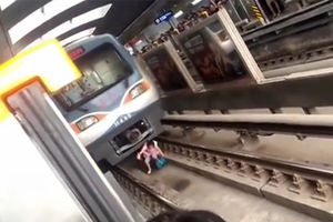 (VIDEO) DRAMATIČNO: Trudnica pala na šine, voz se zaustavio nekoliko centimetara ispred nje!