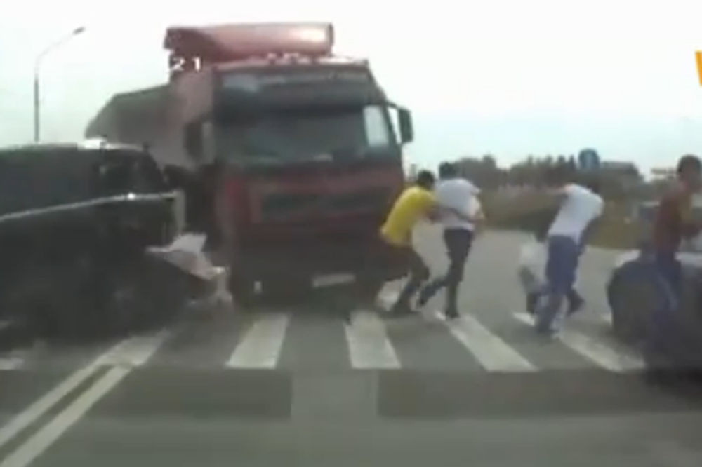 POMAHNITALI KAMION: Šleper udario auto i kosio pešake (VIDEO 18+)