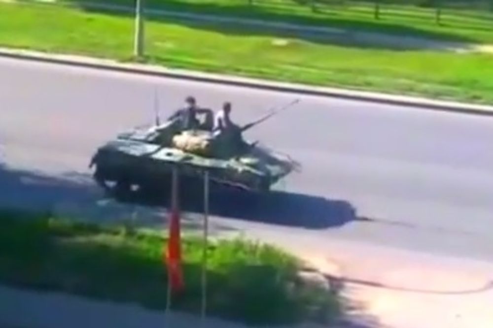 (VIDEO) RUSI UŠLI U LUGANSK: Oklopna vozila snimljena kako prolaze kroz grad!