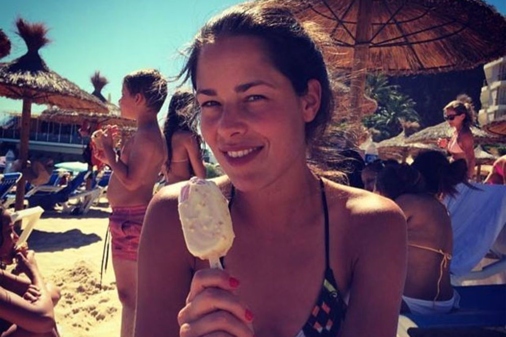 RASHLAĐUJE SE: Ana Ivanović liže sladoled na plaži