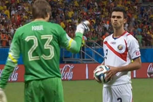 PROCENITE SAMI: Da li je Krul prekršio pravila kada je ometao igrače Kostarike?