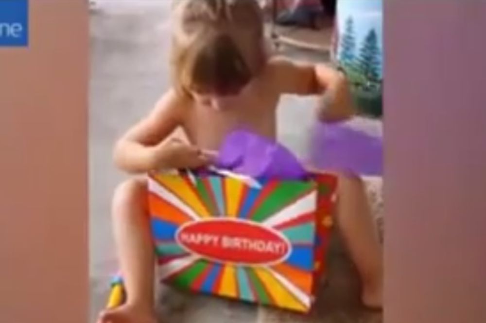 POGLEDAJTE: Ova devojčica je razoružala svoju majku reakcijom na apsurdan poklon...