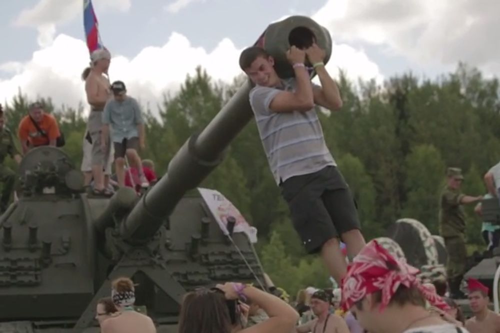 (VIDEO) Kako izgleda rok festival u Rusiji: Šatori, tenkovi i protivraketno naoružanje!